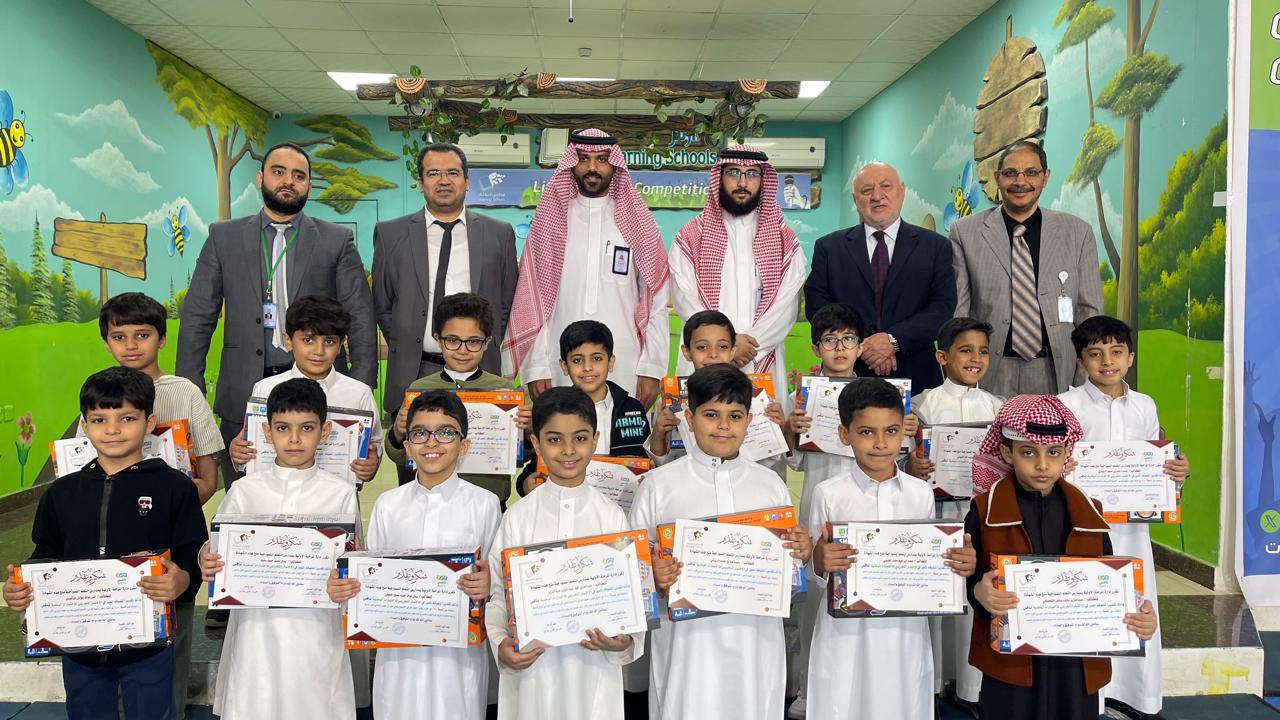 تكريم الطلاب الحاصلين على نسبة 100%في اختبارات نافس التجريبية (لغتي- الرياضيات)
